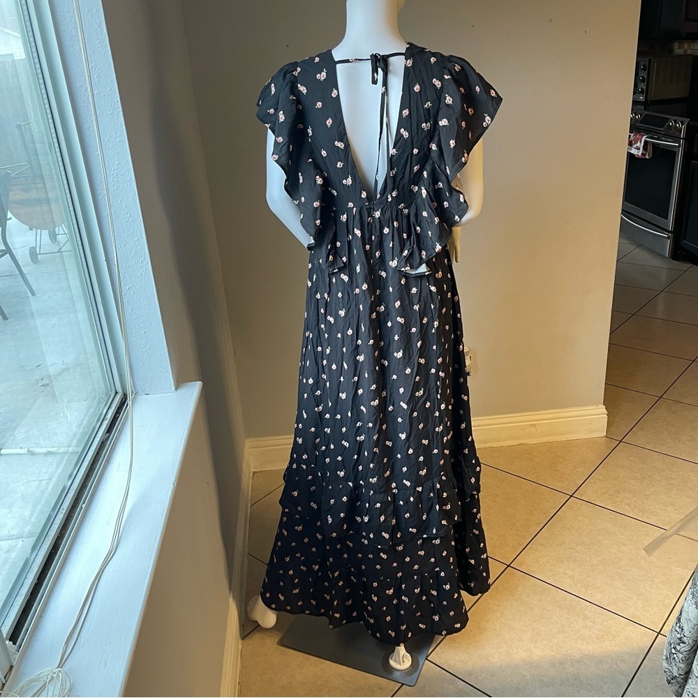 Floral Butterfly-Sleeve Maxi Dress
Size Medium
New
Brand is Forever 21 - Picture 8 of 14